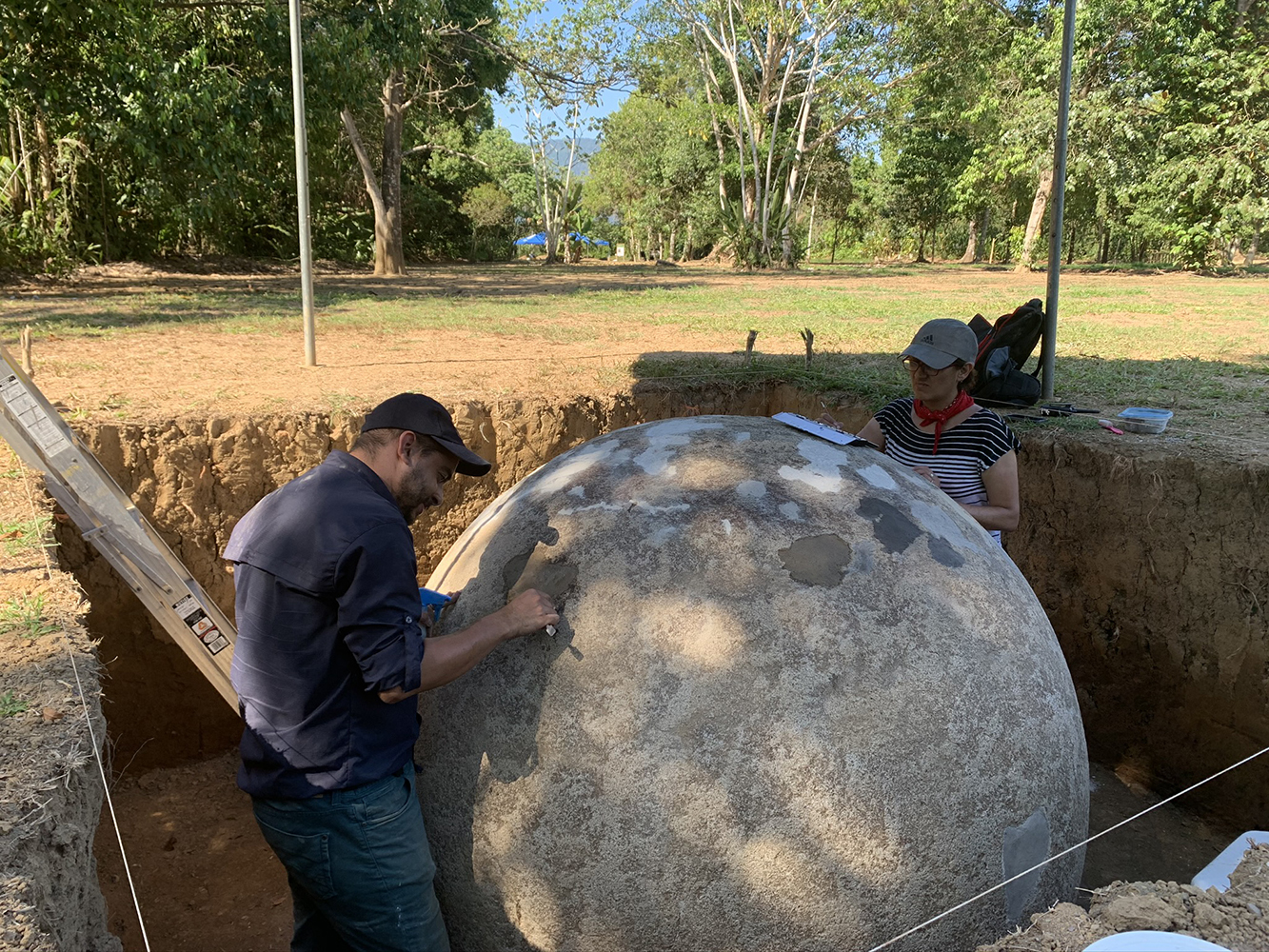 Trabajos de conservación y restauración de la esfera A en el sitio arqueológico Finca 6