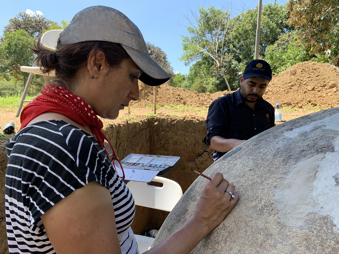 Los arqueólogos y restauradores Isabel Medina y Javier Fallas en labores de conservación de las esferas precolombinas en el sitio arqueológico Finca 6