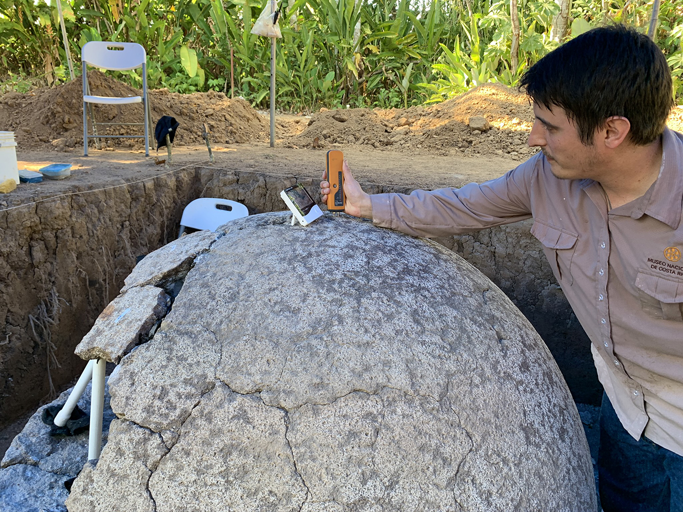 Alonso Silva del Museo Nacional mide la temperatura y humedad de las esferas precolombinas