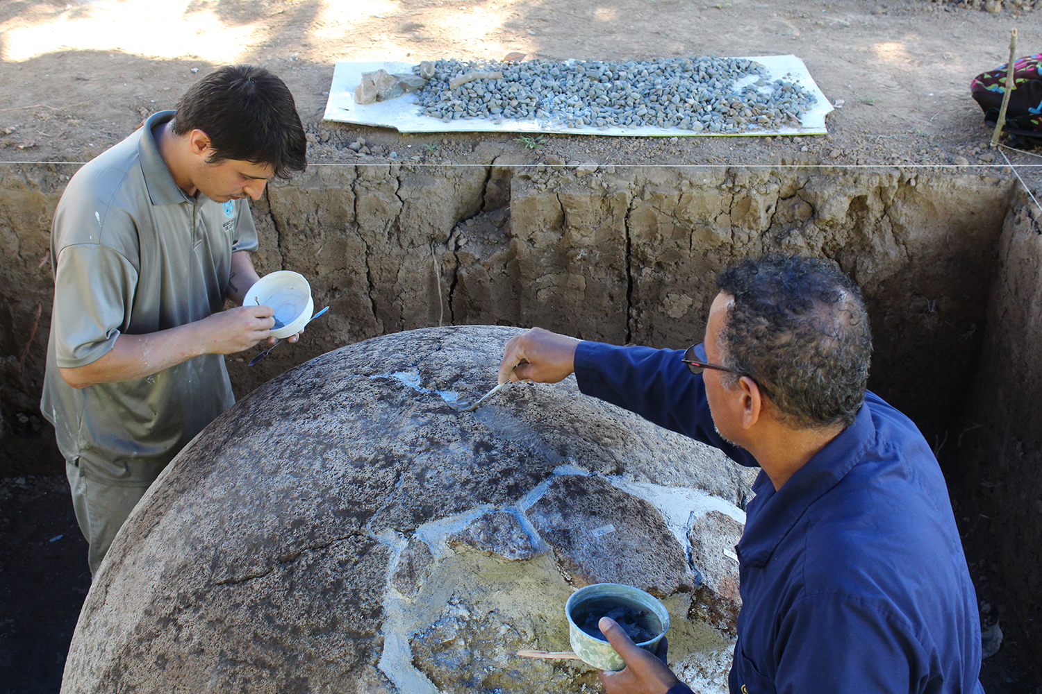 Alonso Silva y Alfredo Duncan trabajan con la esfera E del sitio arqueológico Finca 6