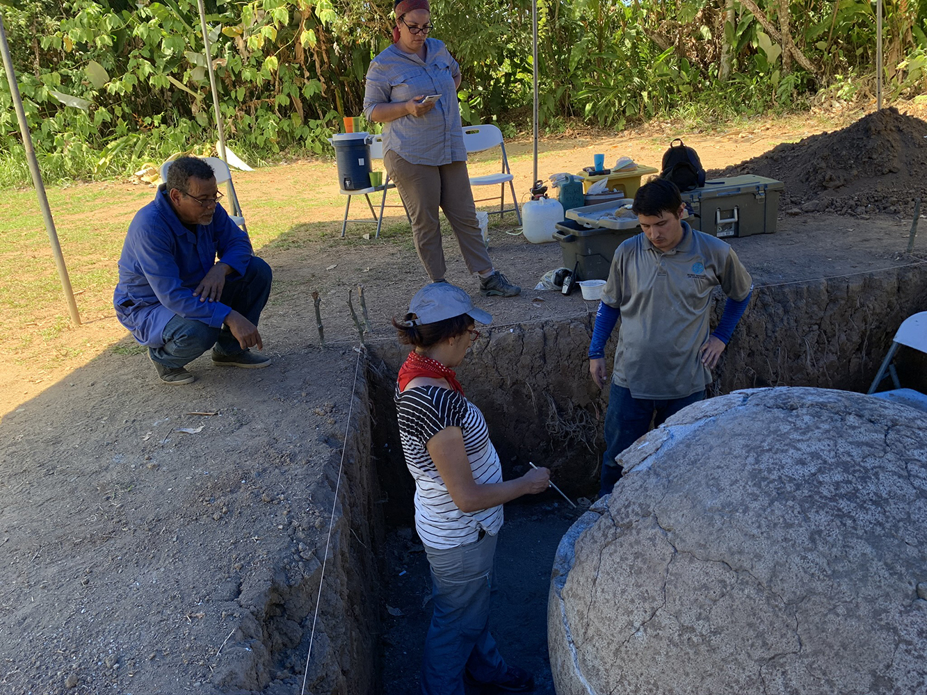 Equipo interventor de conservación y restauración de las esferas en el sitio arqueológico Finca 6