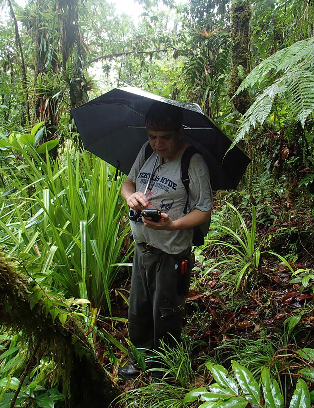 El biólogo Joaquín Sánchez en la Isla del Coco
