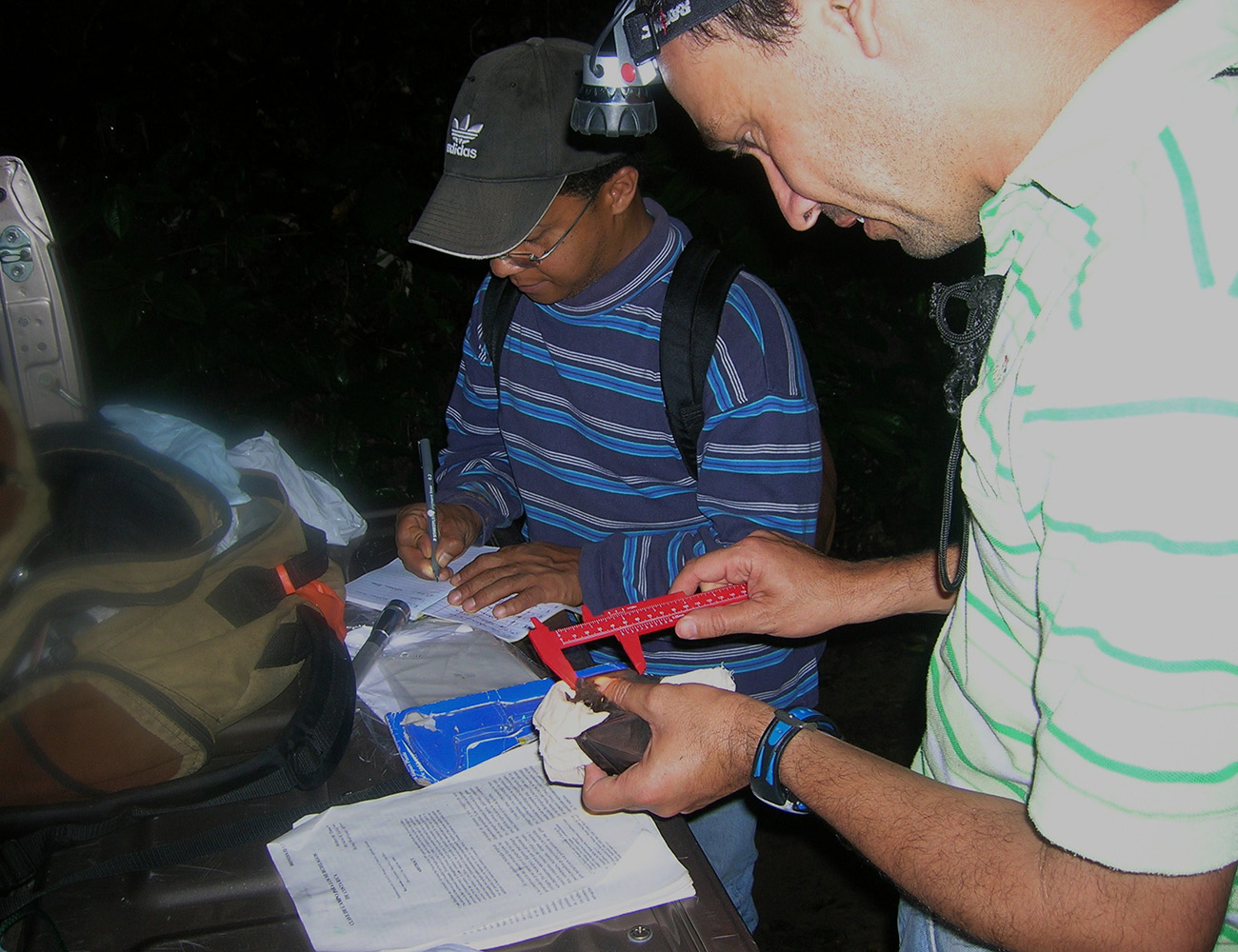 Armando Ruíz y Francisco Durán, biólogos durante su trabajo de campo