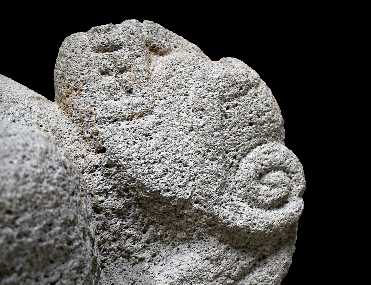 Detalle Escultura femenina acostada (mamita) con máscara.