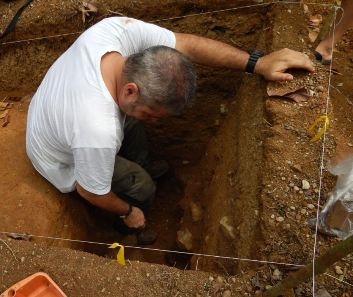 Excavación de pozo. Montículo 4, sitio Cantarero (Foto Francisco Corrales)
