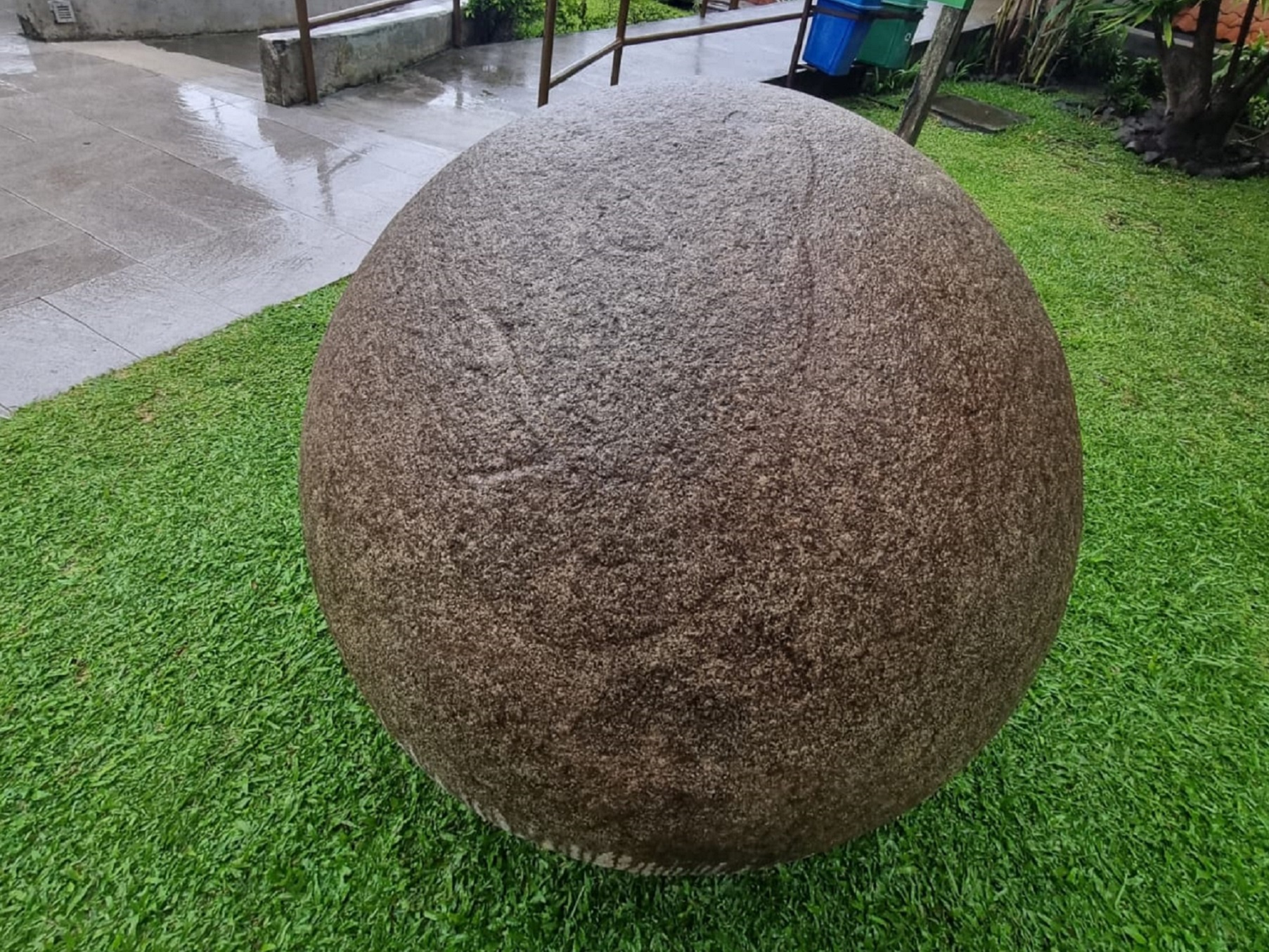 Esfera precolombina con grabado de danta