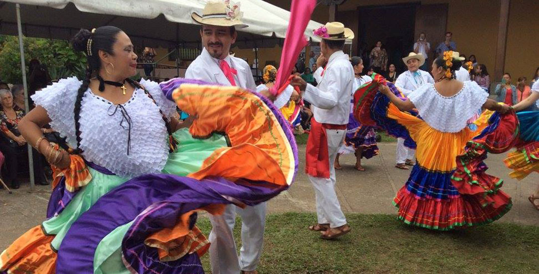 Bailes típicos en el Museo Nacional Bailes típicos en el Museo Nacional