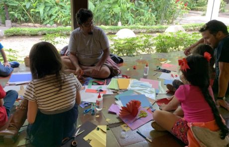 Festival de la niñez creando tarjetas y manualidades