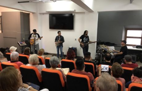 Vecinos del Museo Interpretando Rock