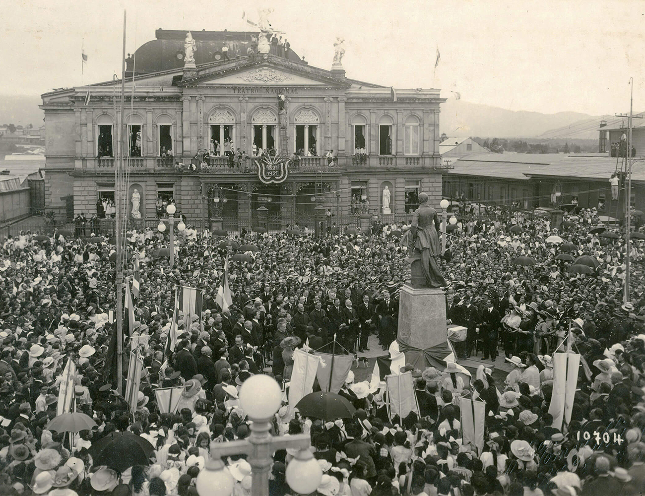 Fotografía de la celebración del centenario frente al Teatro Nacional