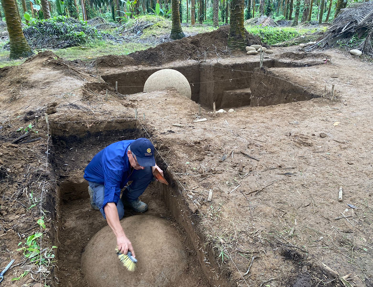 En primer plano se observa al arqueólogo Francisco Corrales desenterrando la segunda esfera. Atrás la primera encontrada en julio de este año
