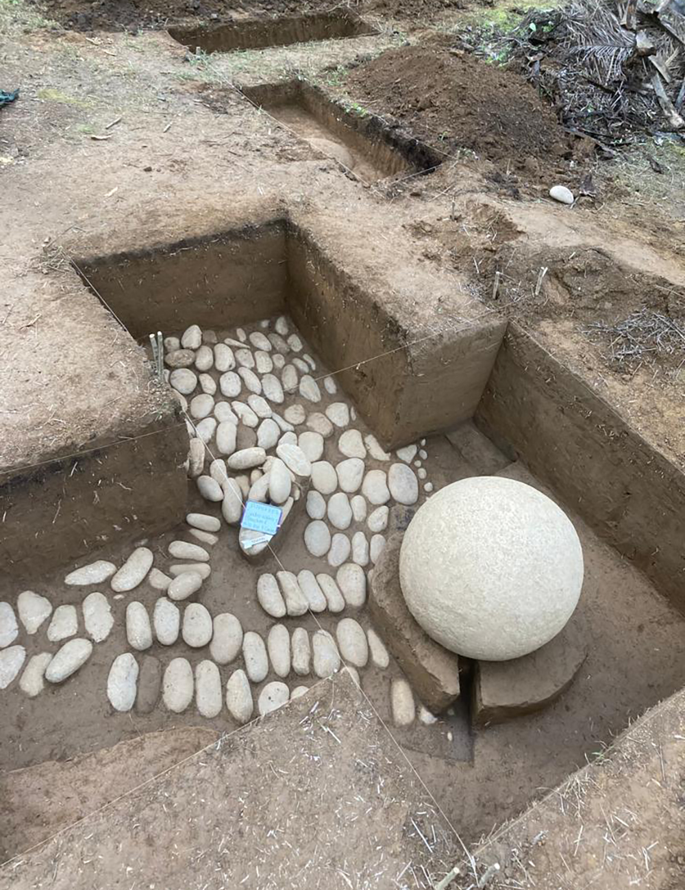 En las investigaciones, se desenterró la primera esfera y se aprecia la calzada de piedra.