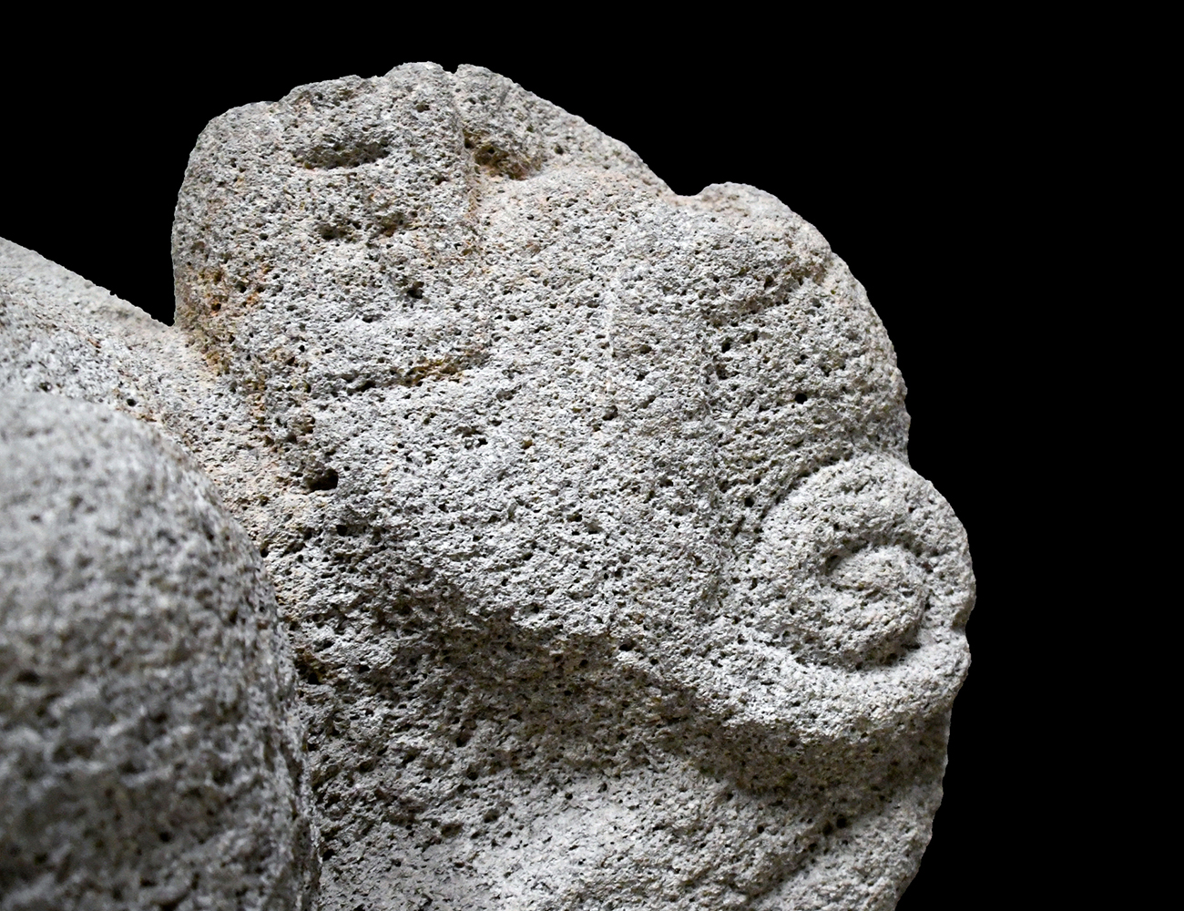 Cabeza de figura de piedra