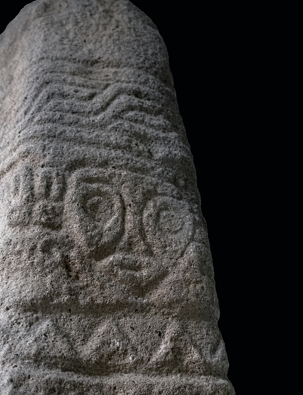 Figura de piedra tipo "Totem"