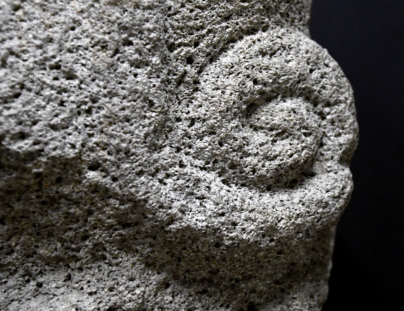 Detalle en espiral de figura de piedra