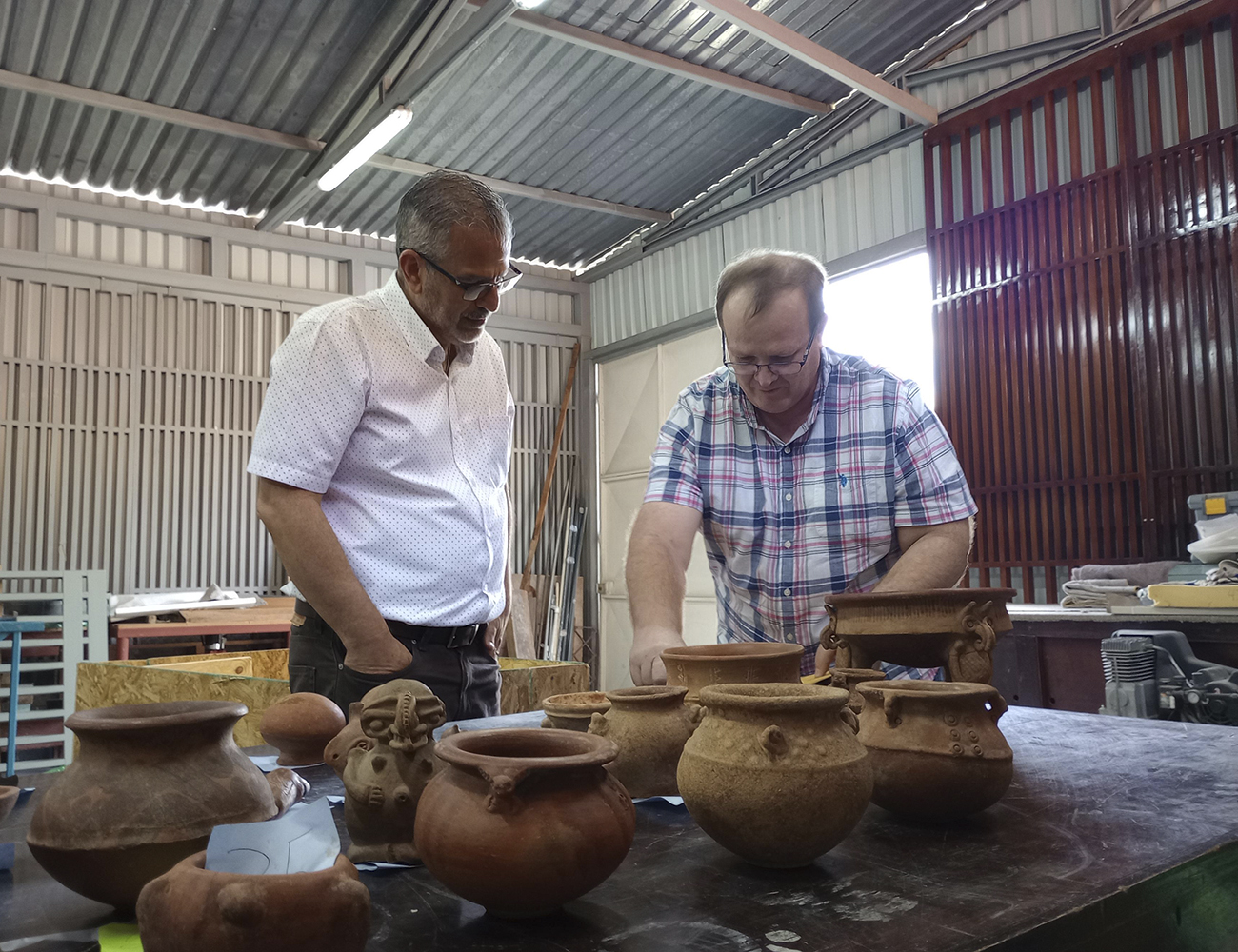 Olman Solís (a la izquierda), jefe del Departamento de Protección del Patrimonio Cultural del Museo, recibe de Arnoldo Vargas de la empresa Ocean Logistics, el cargamento con las 33 piezas cerámicas de origen precolombino.