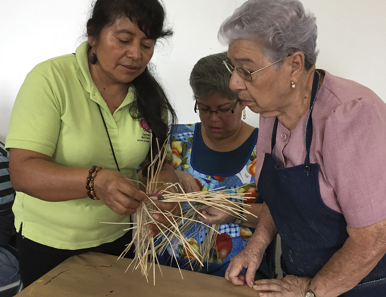 En el taller de cestería, aprenderán a tejer con fibras vegetales