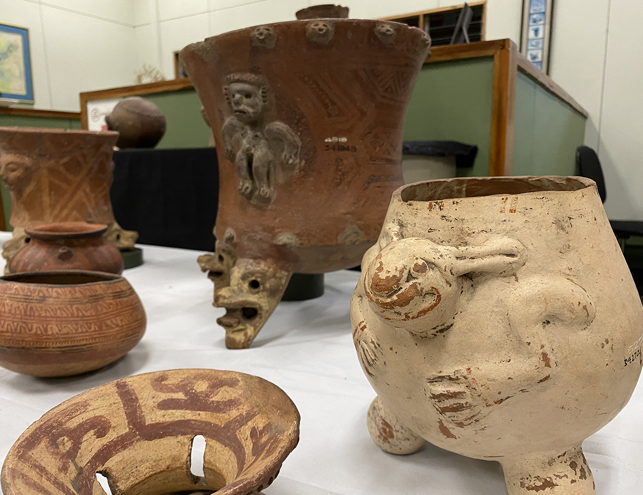 Jarrones y piezas de cerámica precolombina de diferentes zonas del país.