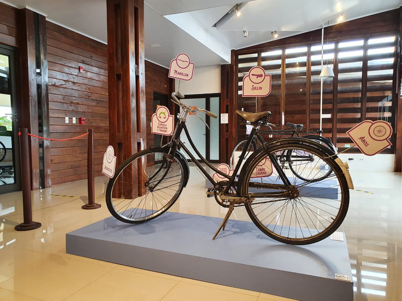 En Osa la historia viaja en bicicleta