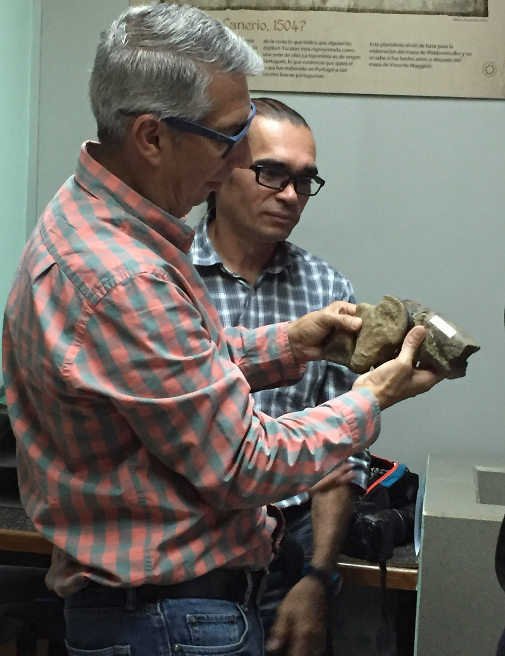 Los paleontólogos César Laurito (al frente) y Ascanio Rincón articulan dos piezas de los fósiles encontrados.