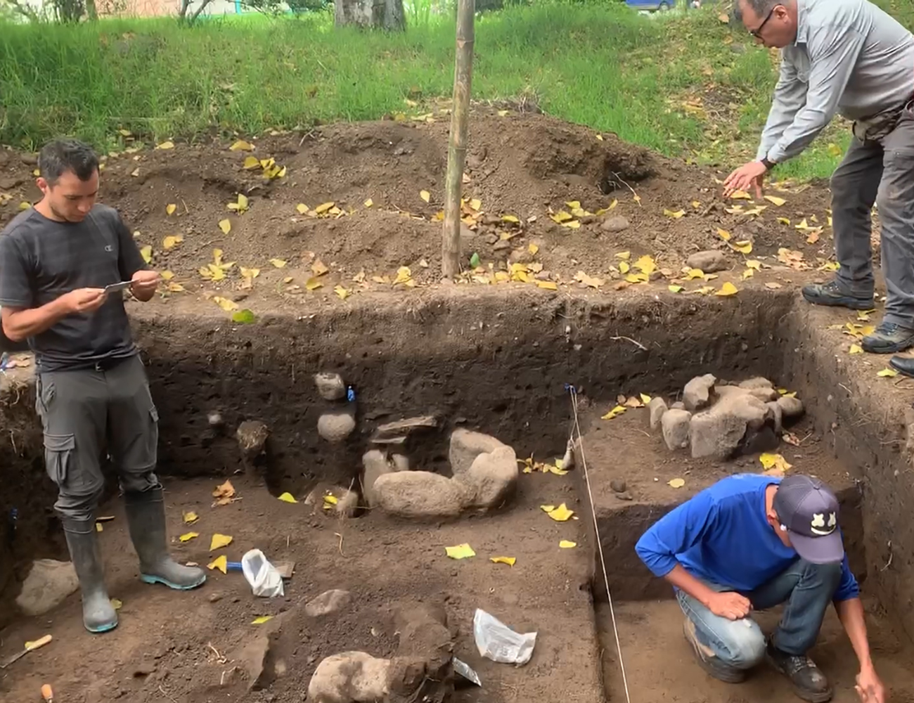 Excavaciones en el sitio arqueológico Agua Caliente