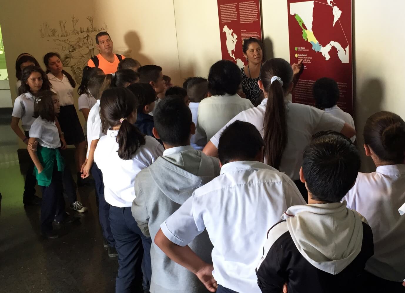 Visita de escolares a la Sala de Historia Precolombina del Museo Nacional de Costa Rica