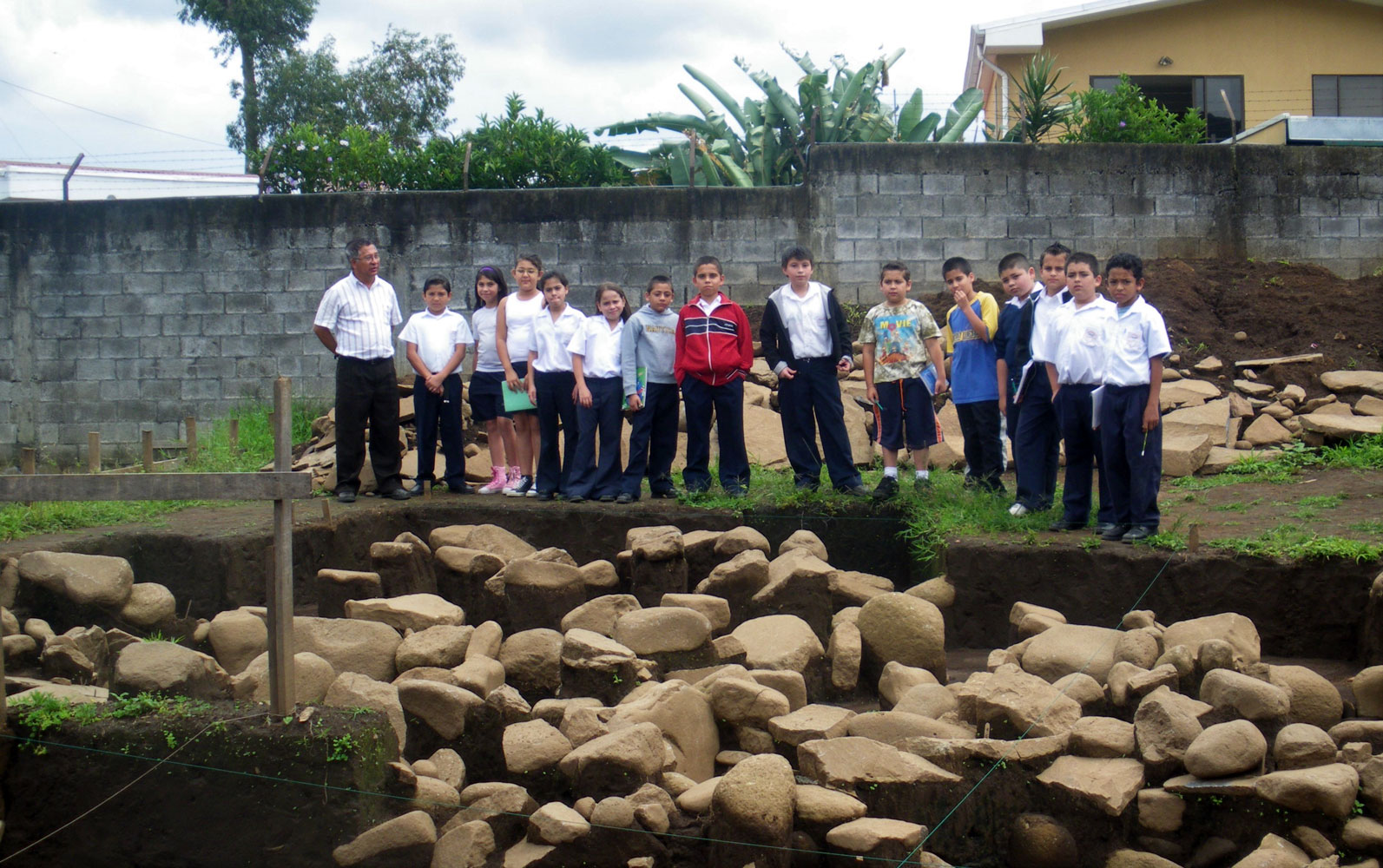 Visita de escolares a monumento en Tres Ríos