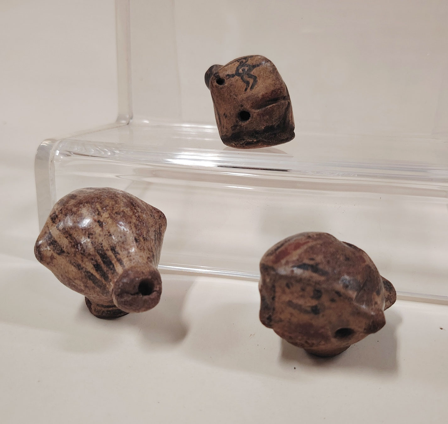 Estas ocarinas antropomorfas presentan mujeres con el cuerpo pintado y mascaras.