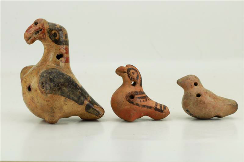 Las ocarinas tienen representaciones estilizadas de la fauna de la región.