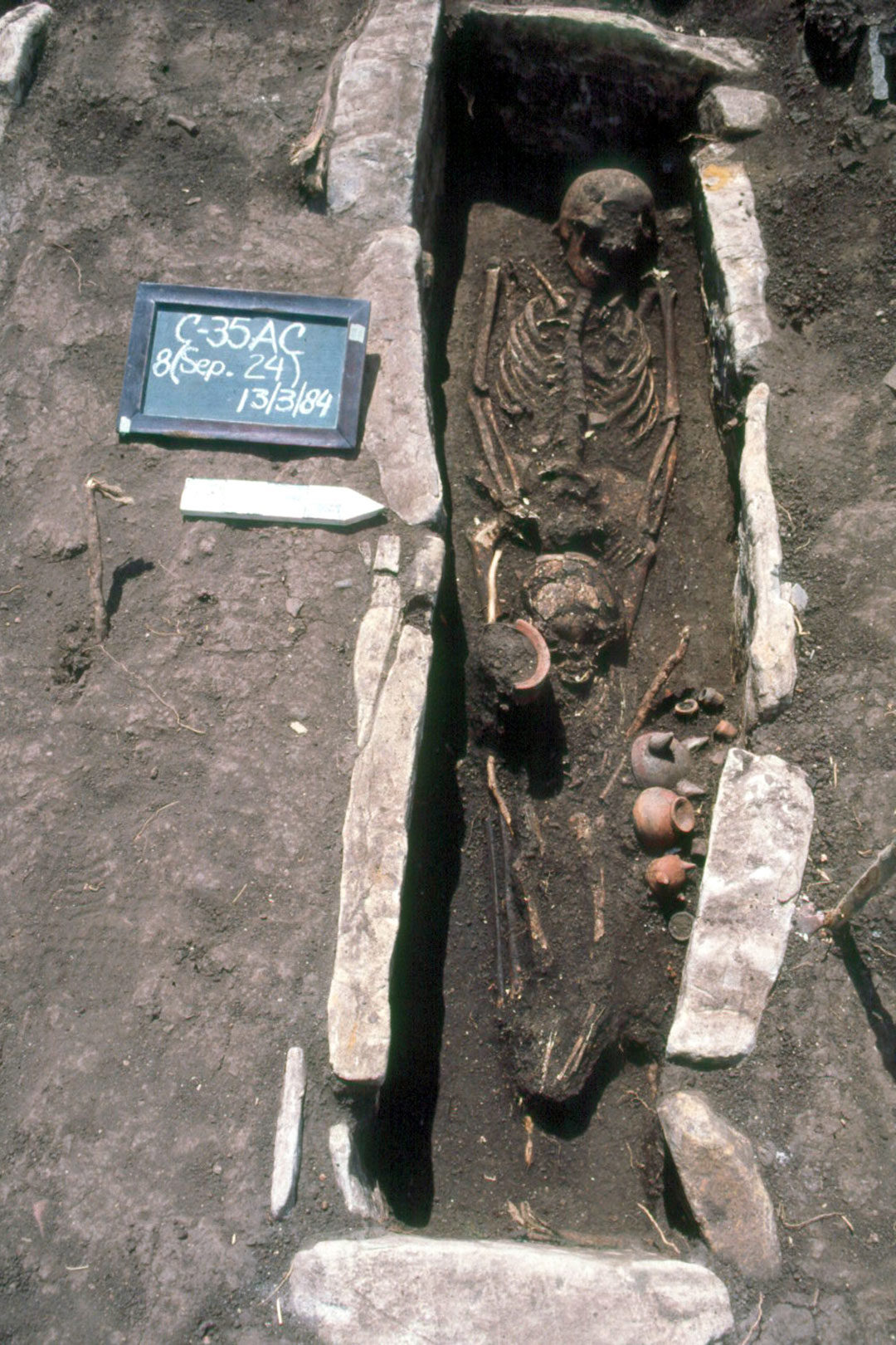 Entierro múltiple de adulto y niño en tumba de cajón, Agua Caliente, Cartago.