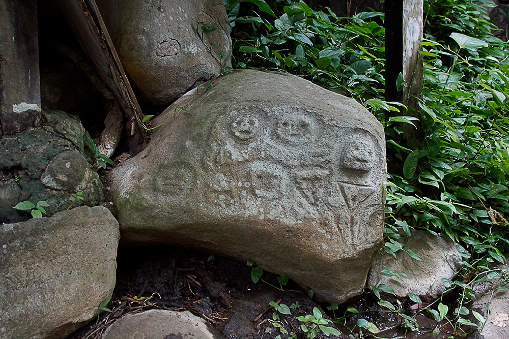 Petrograbado con conjunto de cabezas humanas sin cuerpo, Sitio Las Lilas, Guanacaste.