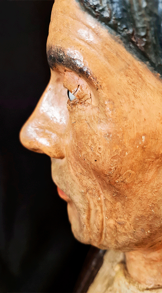 Vista lateral del busto de Casimiro Zamora.