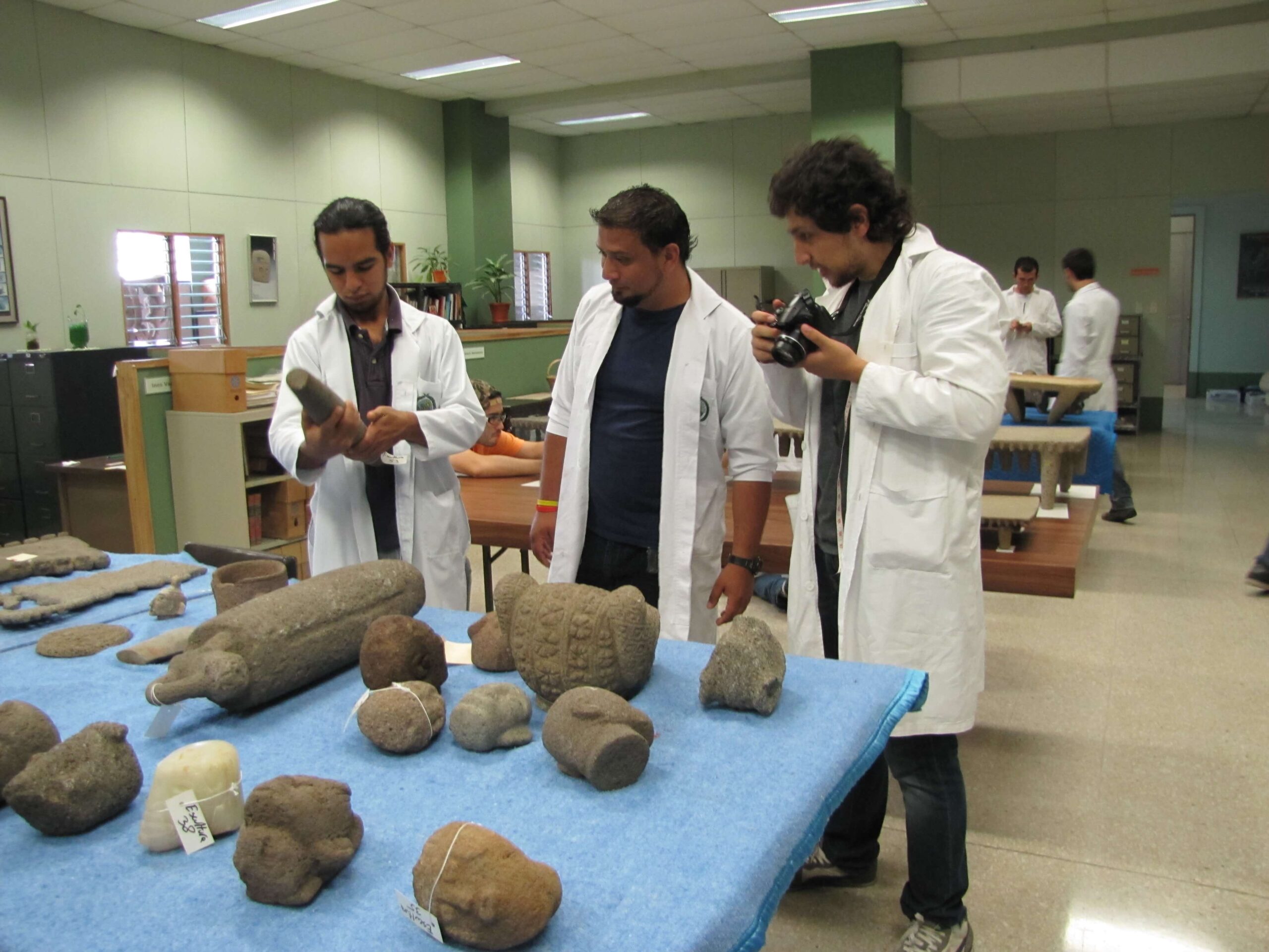 Estudiantes de la carrera de Antropología de la UCR en el Museo Nacional