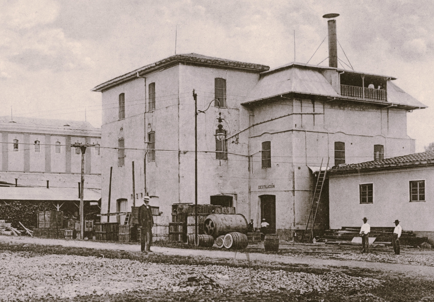 Interior de la Fábrica Nacional de Licores a inicios del siglo XX.