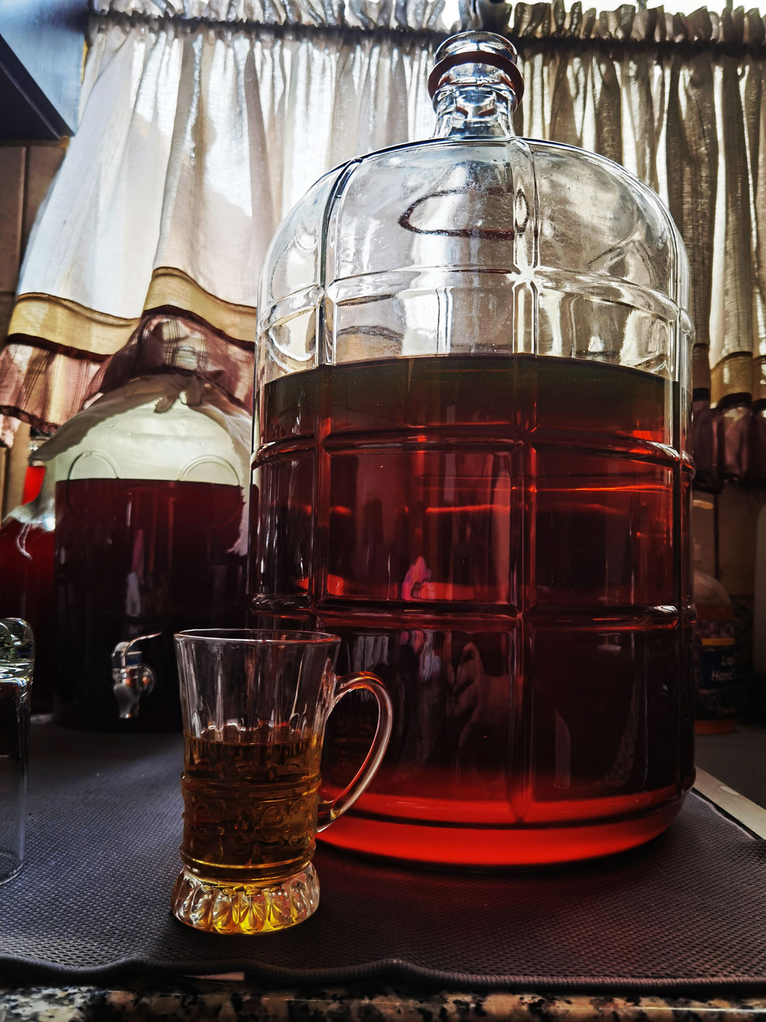 La hidromiel, también conocida como vino de miel, se considera una de las bebidas más antiguas de la humanidad, fabricada básicamente con agua, miel y levadura. Actualmente, su consumo es más popular en Europa que en América, donde apenas comienza a resurgir su popularidad.