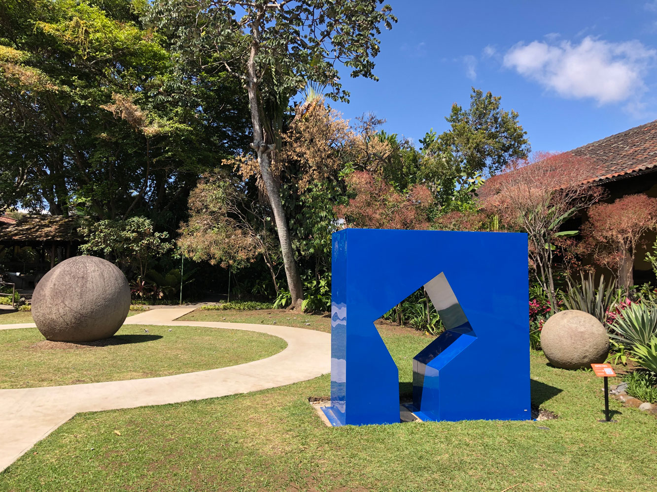 Esculturas de la exposición "Diálogo" de Ingrid Rudelman se encuentran e los jardines del Museo Nacional