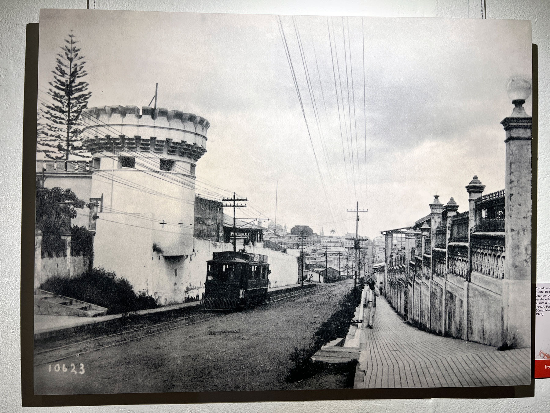 Costado norte del Cuartel Bellavista. El tranvía pasaba por este lado del edificio en la ruta hacia San Pedro. (MNCR. Fotografía: Manuel Gómez Miralles, 1922)