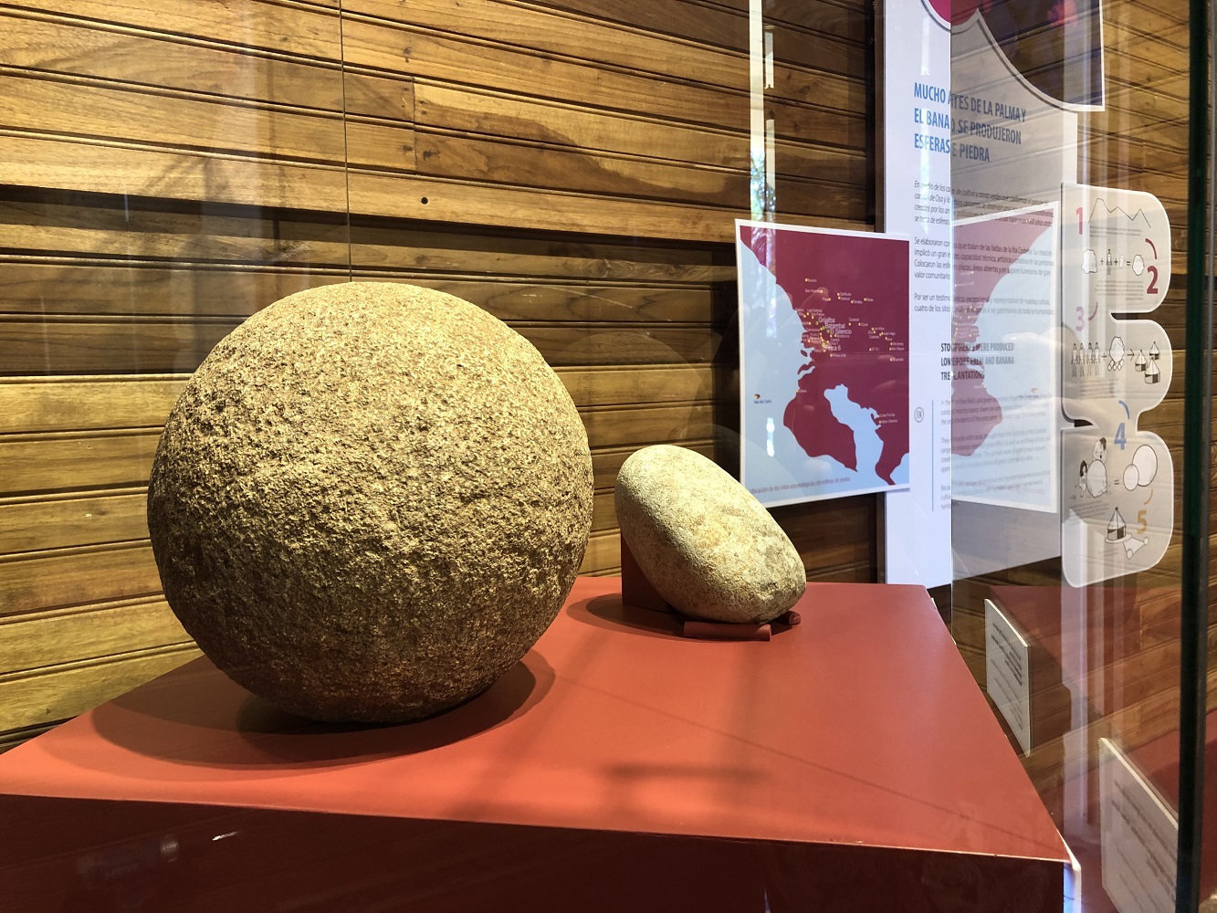 Esfera precolombina de piedra y herramienta para fabricarlas