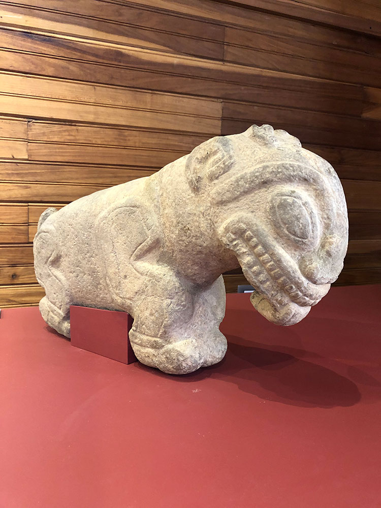 Escultura en piedra con forma de animal