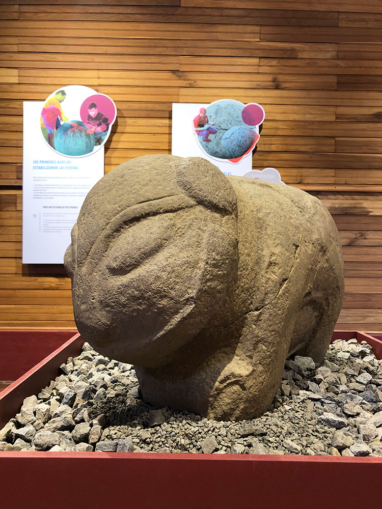 Escultura en piedra con forma de animal