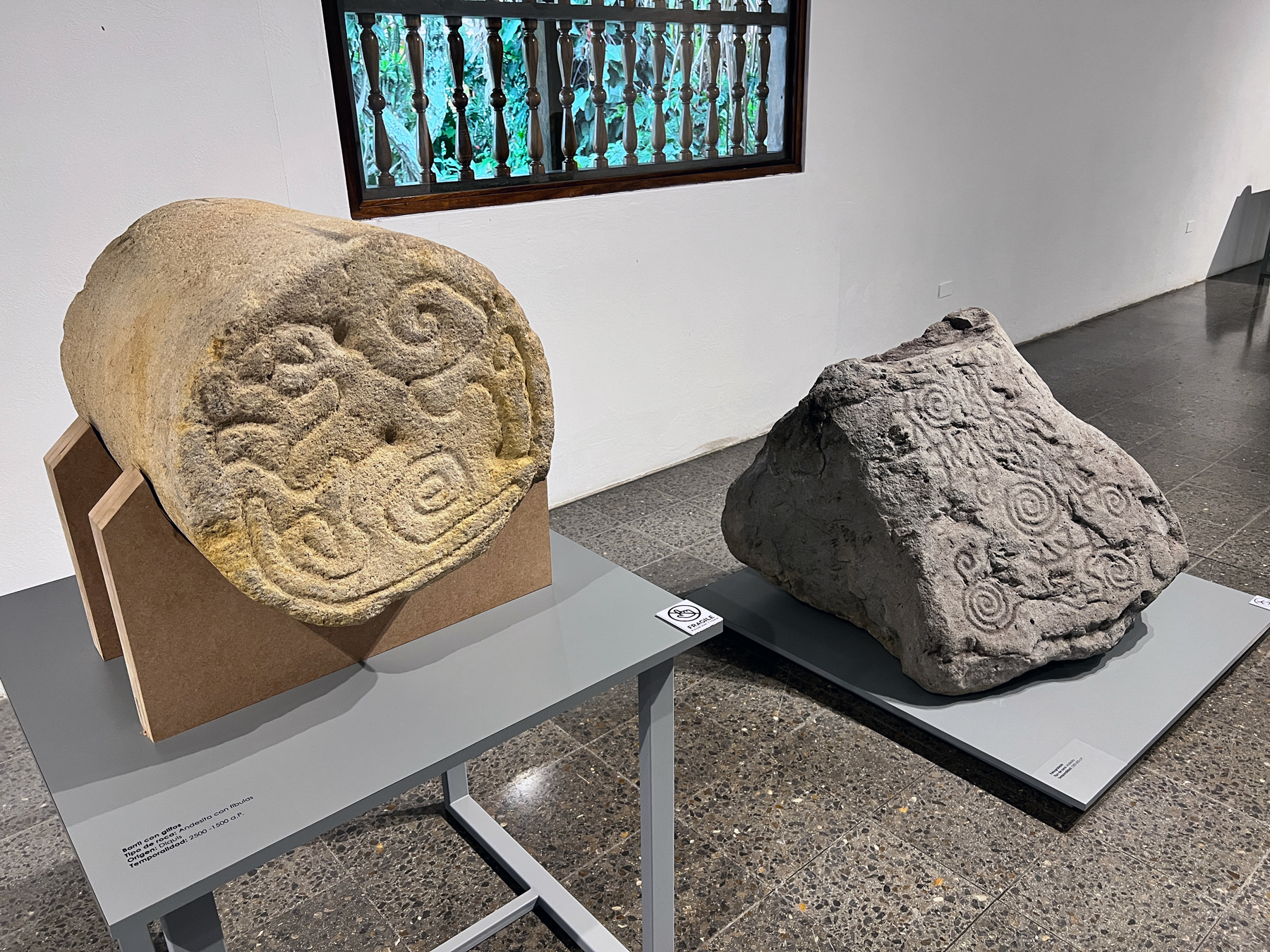 Barril y petroglifo