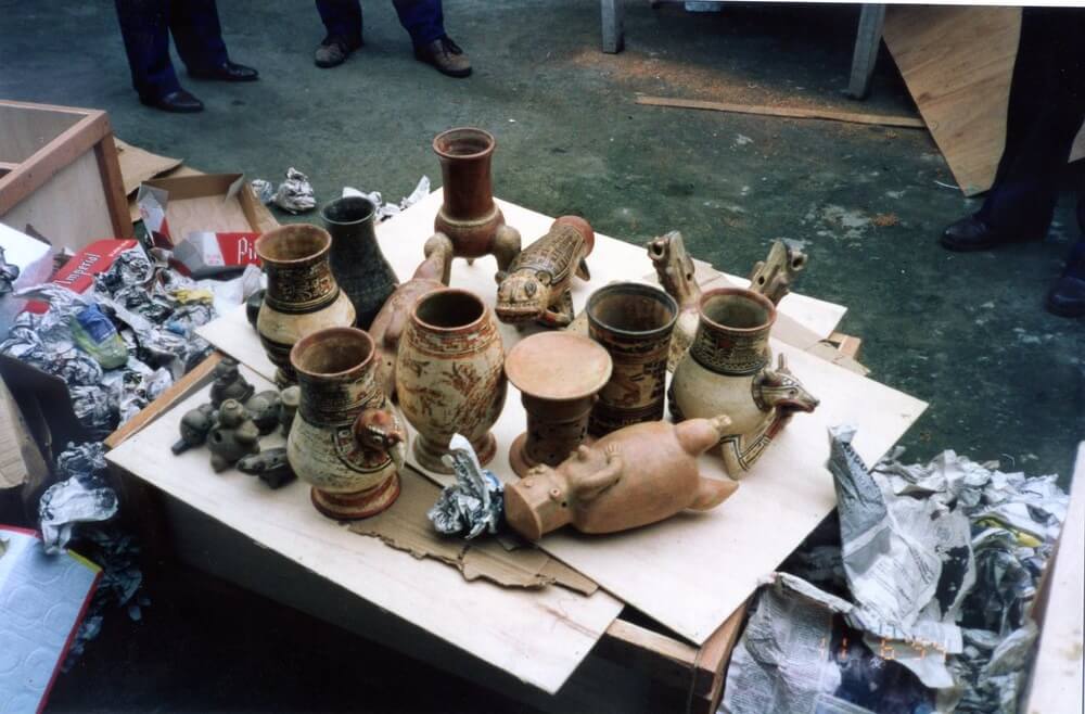 Artesanías moderanas en cerámica con motivos Precolombinos